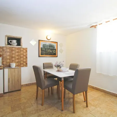 Mit Privatpool Fuer 8 Personen Ca 140 Qm In Paradiz Bei Vodnjan, Istrien Suedkueste Von Istrien Vikendica Vodnjan